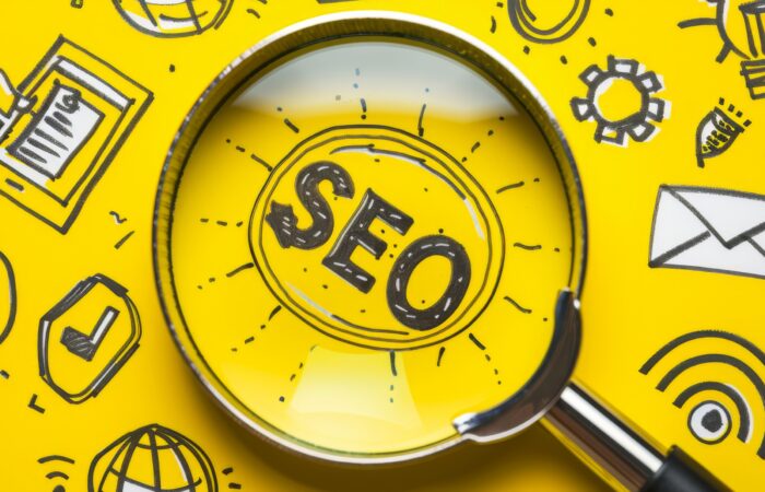 Imagem com a sigla SEO focada em uma lupa;